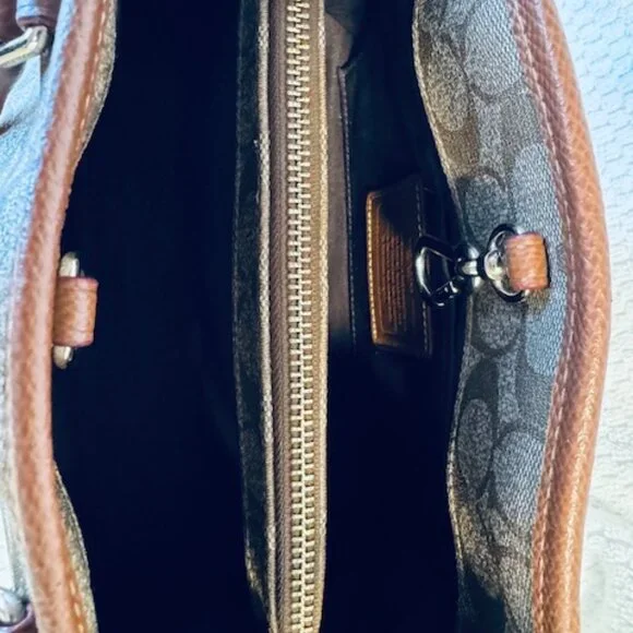 👜 Coach Savannah Small Carryall • Signature Canvas • Used• Classic Crossbody - Picture 10 of 13